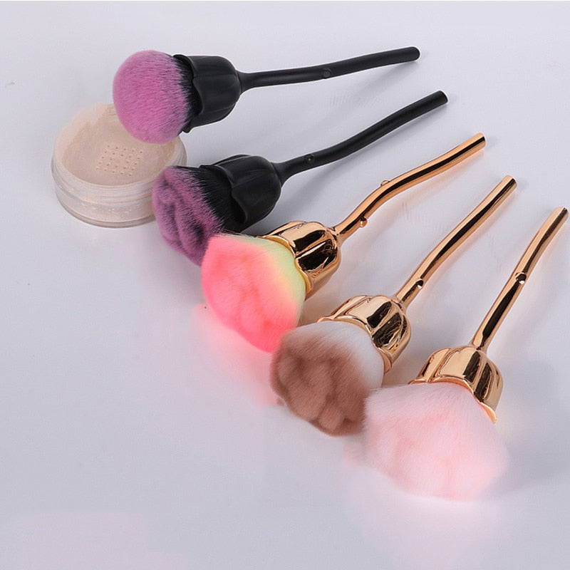 Multifunction Flower Brush For Beginners Can Be Used For Blush and Powder brush to meet different makeup needs