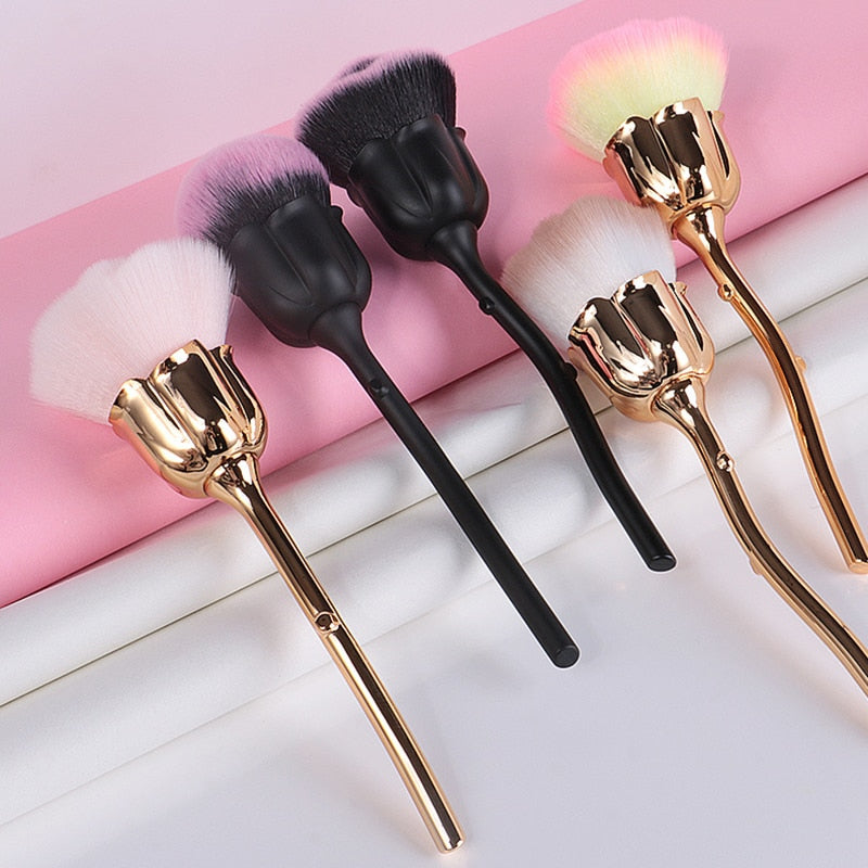 Multifunction Flower Brush For Beginners Can Be Used For Blush and Powder brush to meet different makeup needs